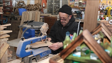 Tasarımlarını evinin bodrumunda ahşap sanatıyla şekillendiriyor 