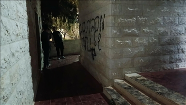 مستوطنون إسرائيليون يحرقون مدخل مسجد جنوبي نابلس 