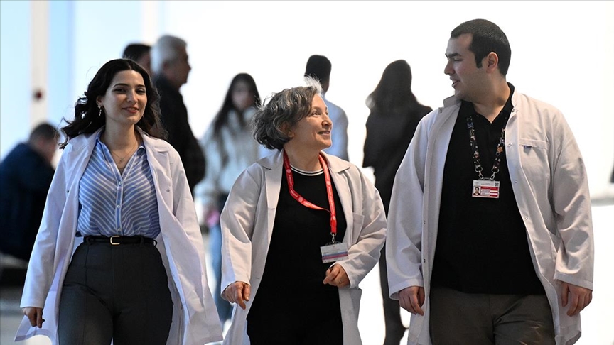 Doktor anne, meslektaşı iki çocuğuyla aynı hastanede çalışıyor