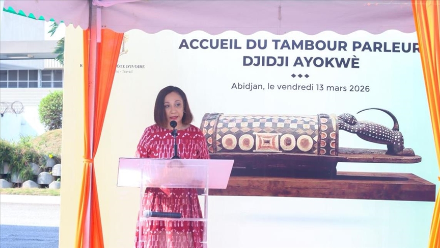 Côte d’Ivoire : le tambour parleur Djidji Ayôkwé, confisqué par la France, regagne Abidjan