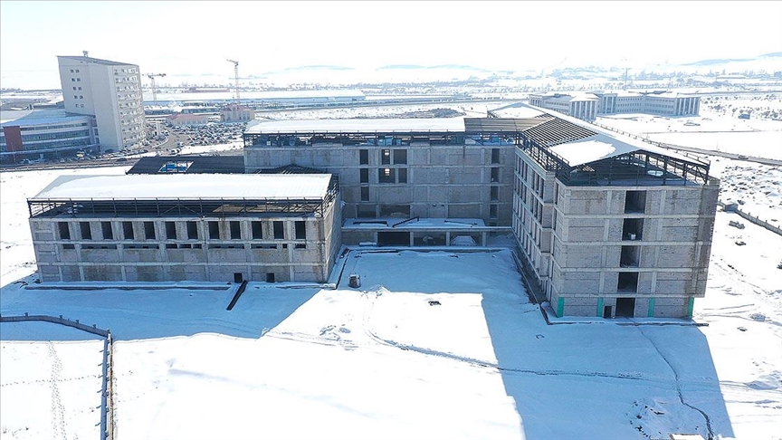Ağrı'da sismik izolatörlerin kullanıldığı 270 yataklı hastanenin inşası sürüyor