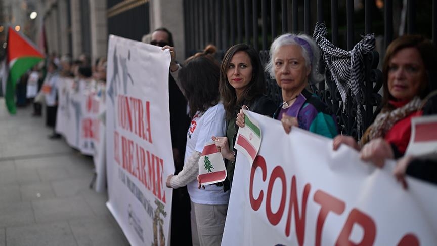 protestuesit-ne-madrid-formojne-zinxhir-njerezor-per-te-kundershtuar-luften-ne-lindjen-e-mesme