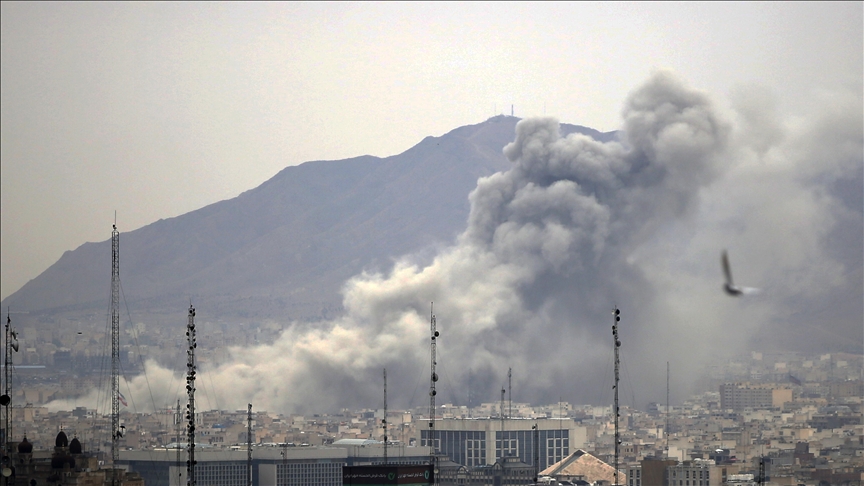 الجيش الإسرائيلي يعلن تنفيذ موجات من الغارات في  إيران