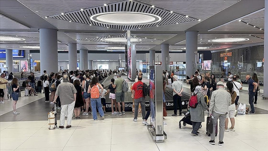 İstanbul'daki havalimanlarında tatil yoğunluğu başladı