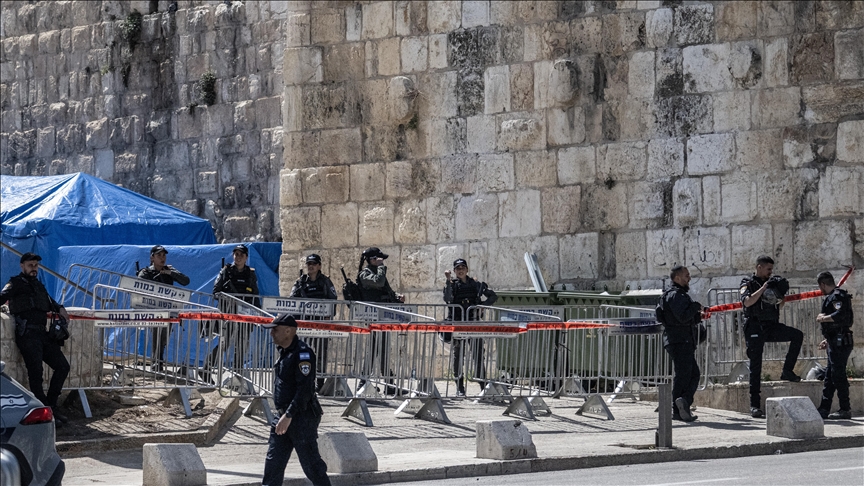 فلسطينيون: القيود على الصلاة في الأقصى والإبراهيمي انتهاك لحرية العبادة