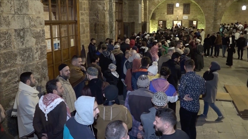 لبنان.. مئات يتوافدون لرؤية الأثر الشريف بمسجد المنصوري في طرابلس