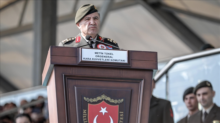 قائد القوات البرية التركية يتفقد وحدات حرس الحدود مع إيران