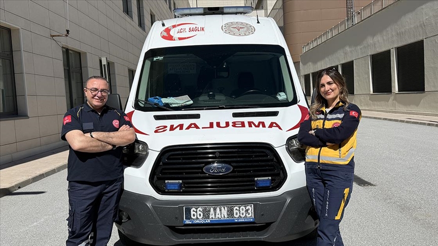 Acil tıp teknisyeni çift, ambulansla hastaların yardımına koşuyor