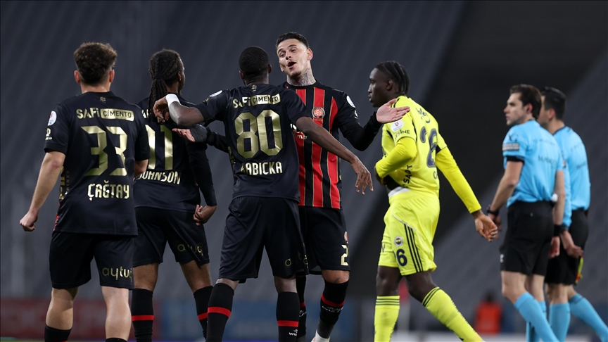 قدم.. فاتح قرة جمرك يلحق الخسارة الأولى بفنربهتشه