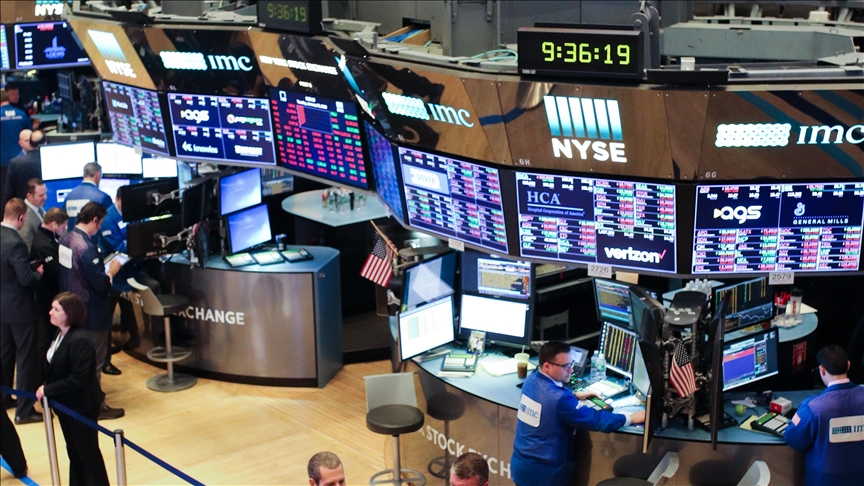 US stocks close week in red as oil see sharp fluctuations