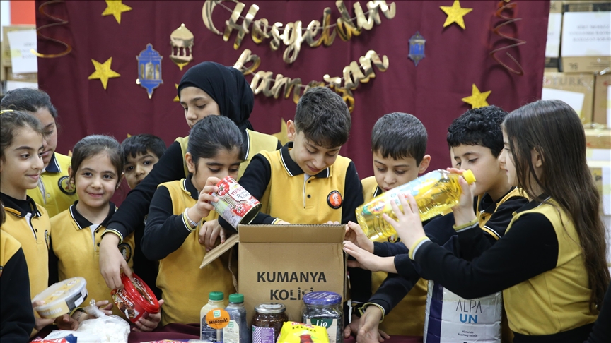 Siirt'te ilkokul öğrencileri ramazanda dar gelirli mahalle sakinleri için seferber oldu