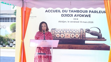 Côte d’Ivoire : le tambour parleur Djidji Ayôkwé, confisqué par la France, regagne Abidjan