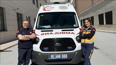 Acil tıp teknisyeni çift, ambulansla hastaların yardımına koşuyor