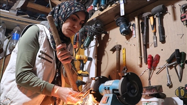 Eşine yardım ederek başladığı mobilya imalatında ustalaşarak kendi atölyesini kurdu