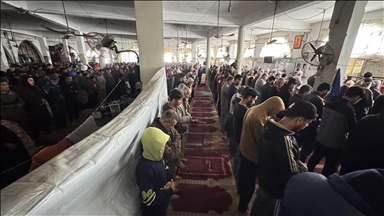 Raseljeni Palestinci u Khan Younisu klanjali džuma-namaz u oštećenoj džamiji koja služi kao sklonište