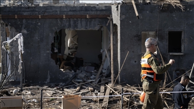 İran,  İsrail'e yeni dalga füze saldırıları düzenlediğini duyurdu