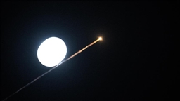 Власти Дубая сообщили о падении осколков на здание в центре города