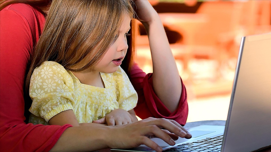 Aile ve Sosyal Hizmetler Bakanlığı, dijital bağımlılıkla mücadelede 81 ildeki ailelere ulaşıyor