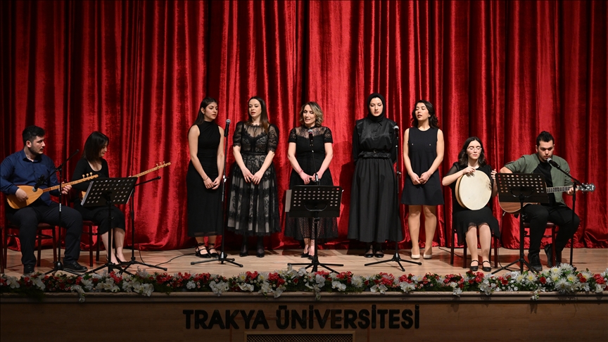 Trakya Üniversitesi Tıp Fakültesi doktorları günün yorgunluğunu müzikle atıyor