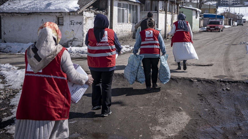 Ramazanda yoğun çalışan Kızılay gönüllüsü kadınlar bayramda çocukları güldürmek istiyor