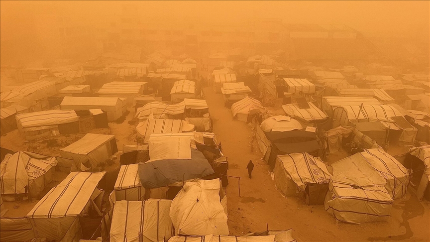 غزة.. عاصفة رملية تضاعف مأساة الناجين من حرب الإبادة في مخيمات النزوح (تقرير)