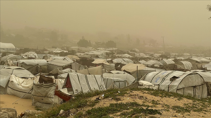 غزة.. إصابة طفلين وتضرر خيام نازحين جراء عاصفة ضربت القطاع