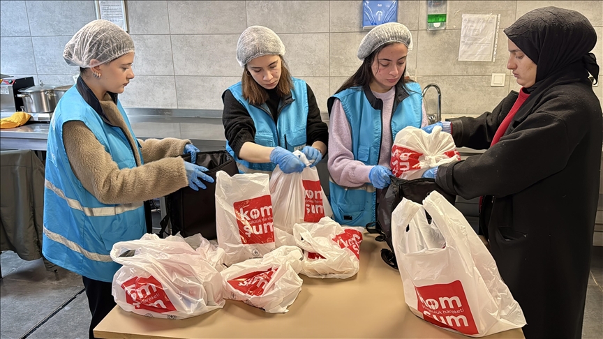 İyilikte yarışan öğrenciler, yaşlı, engelli ve yalnız yaşayan mahalle sakinlerini unutmadı