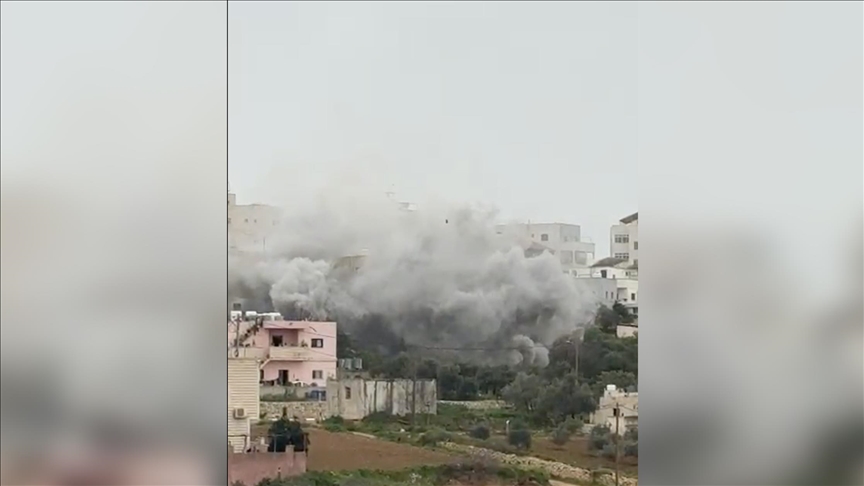 الجيش الإسرائيلي يفجّر شقة تعود لعائلة معتقل فلسطيني جنوبي الضفة 