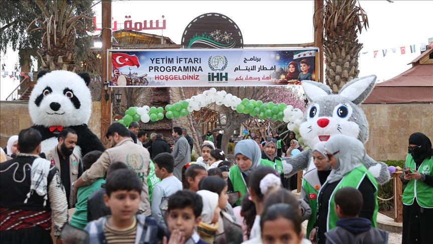 "الإغاثة" التركية تقيم إفطارا لـ400 عائلة من أسر الأيتام بريف دمشق