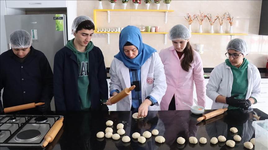 Erzincan'da özel gereksinimli öğrenciler meslek öğrenerek hayata hazırlanıyor