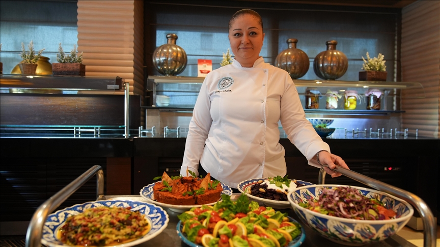Depremzede şef, Hatay mutfağını İzmir'de iftar sofralarına taşıyor