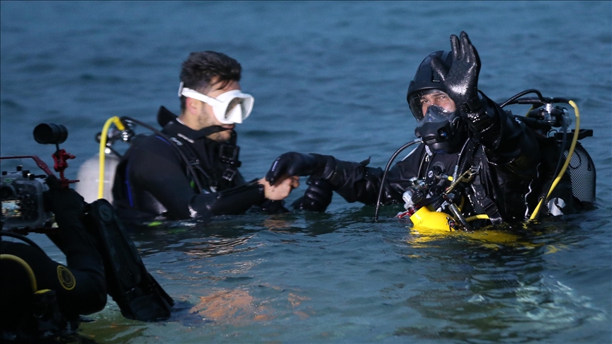 Profesyonel dalgıç, 18 Mart anısına dünya rekoru için Anzak Koyu'nda suya girdi
