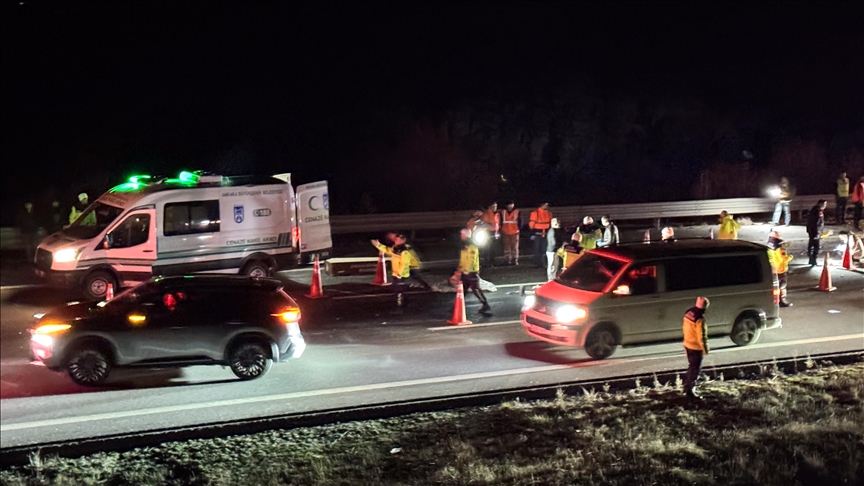 Anadolu Otoyolu'nda otobüs ile çekicinin çarpıştığı kazada 1 kişi öldü, 15 kişi yaralandı