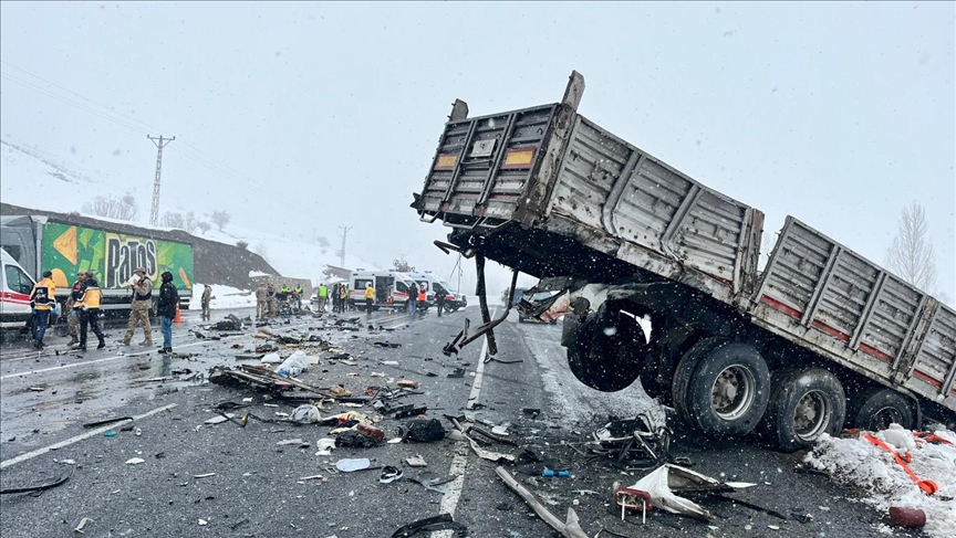 Li Wanê otomobîl û tir li hev qelibîn, 2 kes mirin û 3 kes birîndar bûn