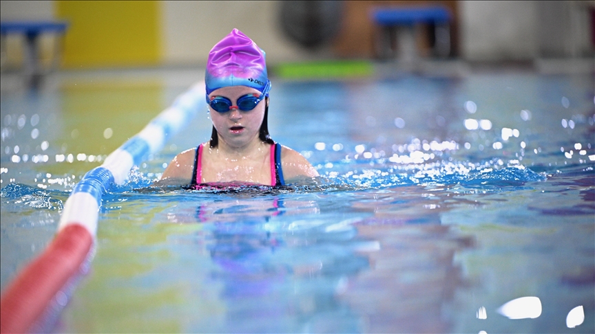 Down sendromlu Pelinsu engelleri kulaç atarak aştı