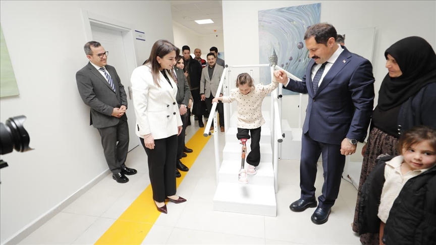 Hatay'da depremde bacağını kaybeden 7 yaşındaki Zeynep proteziyle yeniden yürüdü