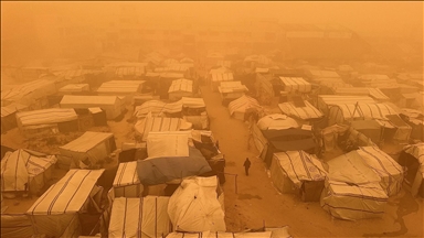 غزة.. عاصفة رملية تضاعف مأساة الناجين من حرب الإبادة في مخيمات النزوح