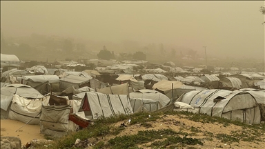 غزة.. إصابة طفلين وتضرر خيام نازحين جراء عاصفة ضربت القطاع