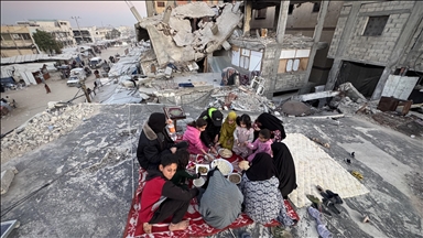 Familja palestineze çel iftarin mes rrënojave të shtëpisë së shkatërruar nga sulmet izraelite në Gaza