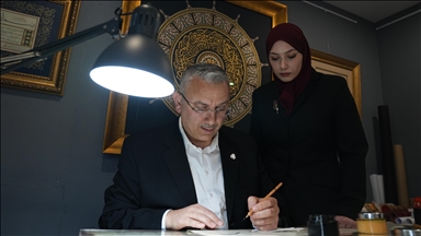 Hattat imam hatip, eşi ve kızlarıyla geleneksel İslam sanatını yaşatıyor