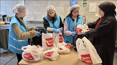 İyilikte yarışan öğrenciler, yaşlı, engelli ve yalnız yaşayan mahalle sakinlerini unutmadı