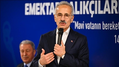 أورال أوغلو: 14 سفينة ذات ملكية تركية لا تزال عالقة في مضيق هرمز 