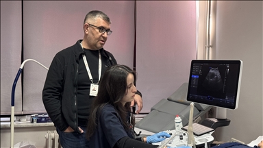 Tıp fakültesi öğrencisi Eda Nur, doğumunu yaptıran doktorla mesleğe hazırlanıyor