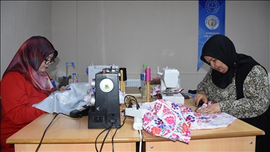 Özel gereksinimli öğrencilerin anneleri okuldaki dikiş kursunda üreterek vakit geçiriyor 