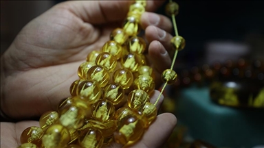 Mjeshtri turk gdhend me hollësi xhamitë ikonike në rruazat e tespiheve