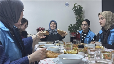 Üniversiteli gönüllü gençler, evlerine konuk oldukları yaşlılarla iftar yapıyor