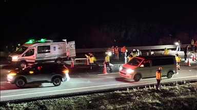 Anadolu Otoyolu'nda otobüs ile çekicinin çarpıştığı kazada 1 kişi öldü, 15 kişi yaralandı