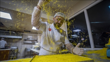 Devlet desteğiyle büyüttüğü işinde geleceğin tatlı ustalarını yetiştiriyor