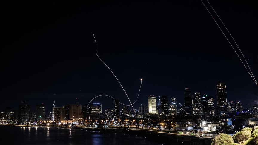 В центральном округе Израиля вспыхнули пожары после падения фрагментов иранских ракет