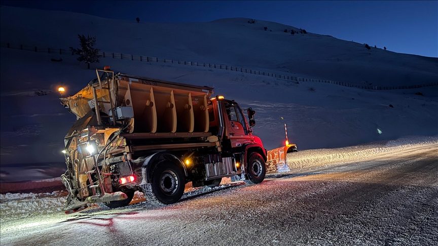 Ardahan-Şavşat kara yolu çığ nedeniyle ulaşıma kapatıldı